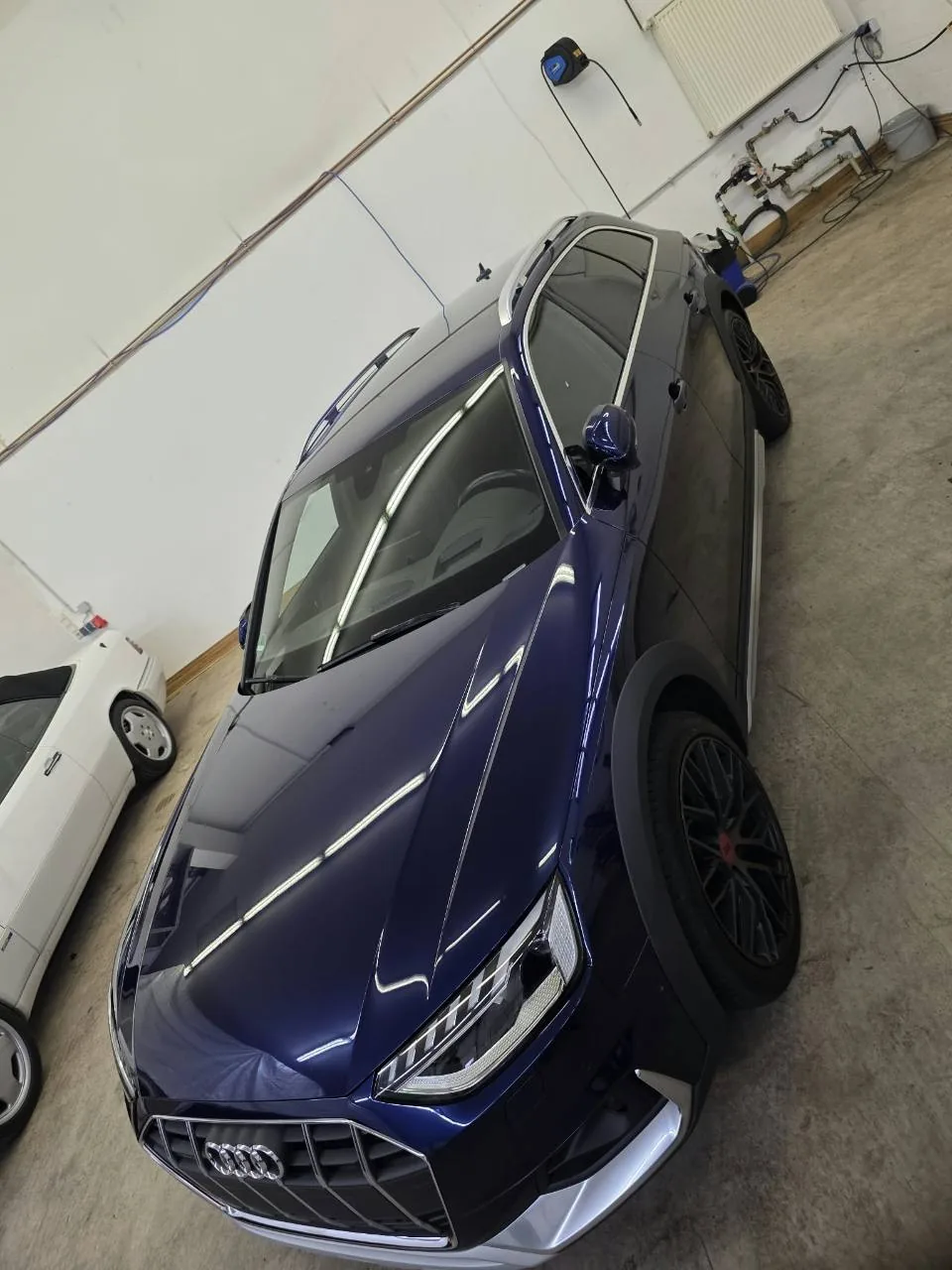 Blauer Audi nach der Aufbereitung in der Werkstatt